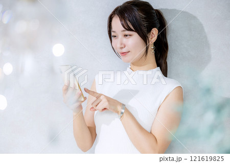 スマホを使う女性 121619825