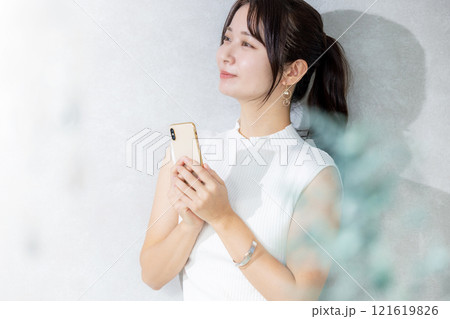 スマホを使う女性 121619826
