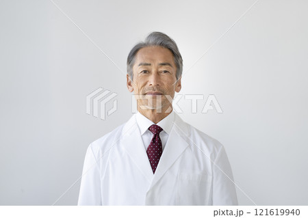白衣を着たカメラ目線の60代の男性 白衣を着たカメラ目線の60代の男性 121619940