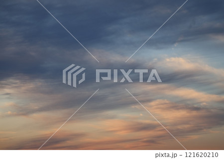 灰色と茜色の雲と青空の夕空の風景 121620210