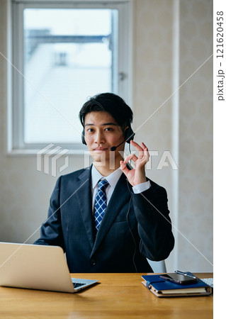 OKポーズをする20代の若い男性 OKポーズをする20代の若い男性 121620458