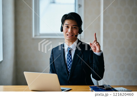 ワンポイントポーズをする20代の若い男性 ワンポイントポーズをする20代の若い男性 121620460