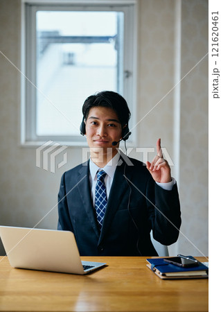 ワンポイントポーズをする20代の若い男性 121620461