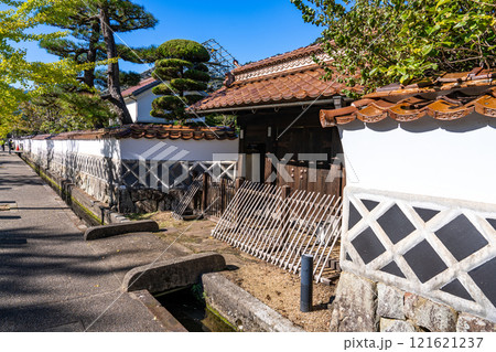 【重要伝統的建築物群保存地区】津和野 武家屋敷の門と土塀 島根県鹿足郡津和野町 【重要伝統的建築物群保存地区】津和野 武家屋敷の門と土塀 島根県鹿足郡津和野町 121621237