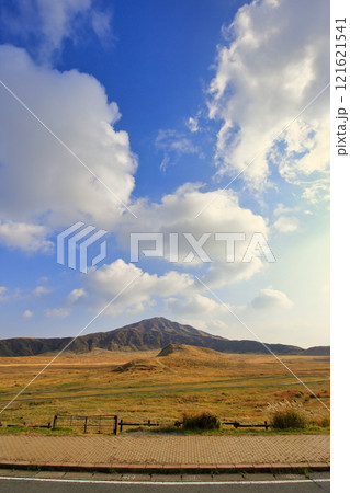 [定額] 秋の草千里ヶ浜の風景 ( 11月 / 熊本県 阿蘇市 ) 121621541