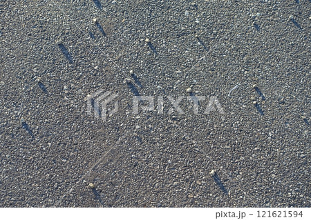 アスファルトに転がる小石　背景素材 121621594