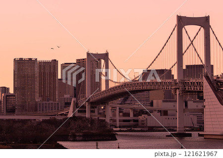 夕焼けに染まるレインボーブリッジ 121621967