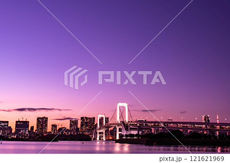 紫色の夕空に浮かぶレインボーブリッジ 紫色の夕空に浮かぶレインボーブリッジ 121621969