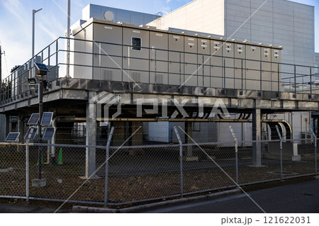 架台の上のキュービクル式高圧受電設備 架台の上のキュービクル式高圧受電設備 121622031