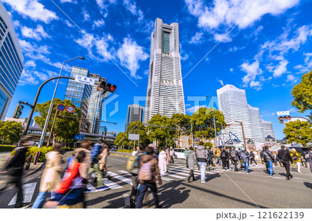 日本の横浜都市景観1月2日。桜木町駅前・日本丸交差点には多くの人出。新時代に希望の光＝令和7年 121622139