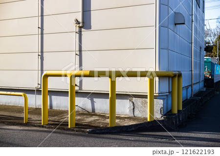 曲がり角で建物を保護する車止めバー 曲がり角で建物を保護する車止めバー 121622193