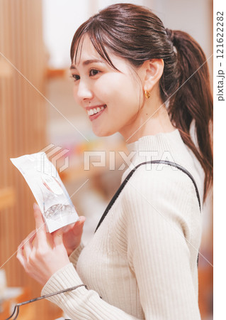 お土産を選ぶ若い女性【撮影協力・新潟甘味　premium WAGASHI 和NAGOMI】 121622282