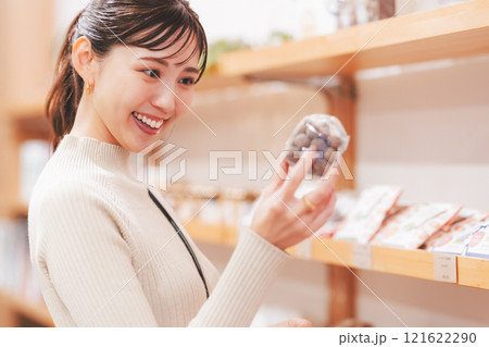 お土産を選ぶ若い女性【撮影協力・新潟甘味　premium WAGASHI 和NAGOMI】 121622290