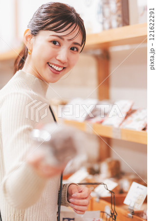 お土産を選ぶ若い女性【撮影協力・新潟甘味　premium WAGASHI 和NAGOMI】 121622291
