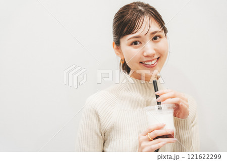 スムージーを飲む若い女性【撮影協力・新潟甘味 premium WAGASHI 和NAGOMI】 スムージーを飲む若い女性【撮影協力・新潟甘味 premium WAGASHI 和NAGOMI】 121622299