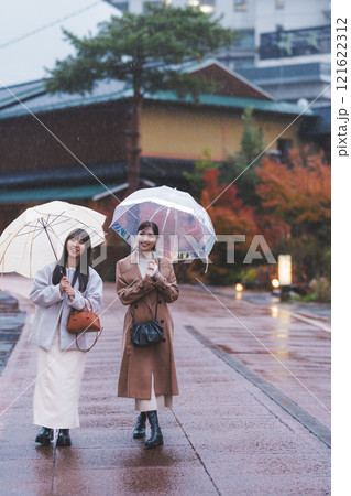 雨の温泉街を歩く二人の若い女性【撮影協力・新発田市フィルムコミッション協議会】 雨の温泉街を歩く二人の若い女性【撮影協力・新発田市フィルムコミッション協議会】 121622312