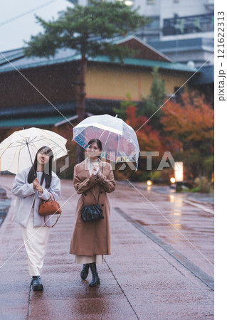 雨の温泉街を歩く二人の若い女性【撮影協力・新発田市フィルムコミッション協議会】 121622313