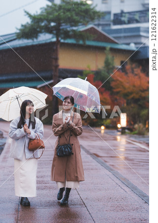 雨の温泉街を歩く二人の若い女性【撮影協力・新発田市フィルムコミッション協議会】 121622314