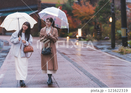 雨の温泉街を歩く二人の若い女性【撮影協力・新発田市フィルムコミッション協議会】 121622319