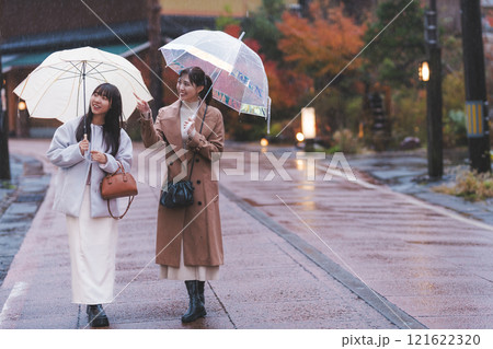 雨の温泉街を歩く二人の若い女性【撮影協力・新発田市フィルムコミッション協議会】 雨の温泉街を歩く二人の若い女性【撮影協力・新発田市フィルムコミッション協議会】 121622320