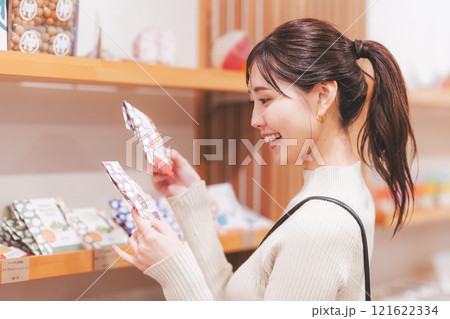 お土産を選ぶ若い女性【撮影協力・新潟甘味　premium WAGASHI 和NAGOMI】 121622334