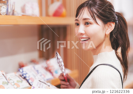 お土産を選ぶ若い女性【撮影協力・新潟甘味 premium WAGASHI 和NAGOMI】 お土産を選ぶ若い女性【撮影協力・新潟甘味 premium WAGASHI 和NAGOMI】 121622336