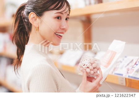 お土産を選ぶ若い女性【撮影協力・新潟甘味 premium WAGASHI 和NAGOMI】 お土産を選ぶ若い女性【撮影協力・新潟甘味 premium WAGASHI 和NAGOMI】 121622347