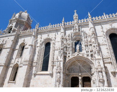 ポルトガル、リスボン　世界遺産のジェロニモス修道院 外壁の装飾 121622830