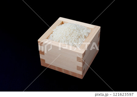 枡に入れた お米 一合 黒背景 枡に入れた お米 一合 黒背景 121623597