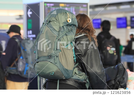 大きなバックパックを背負った旅行者 空港のロビーの風景 大きなバックパックを背負った旅行者 空港のロビーの風景 121623856