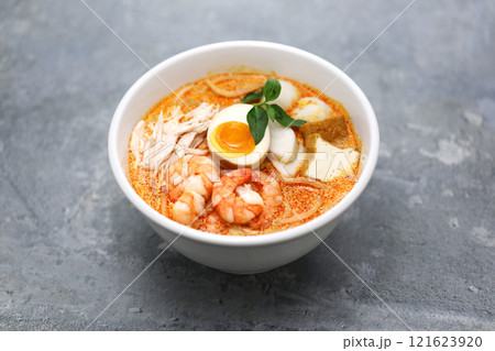 ラクサ・レマック、マレーシアとシンガポールの麺料理。 121623920