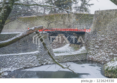 会津若松 鶴ヶ城雪景色 追手口の廊下橋 121624330