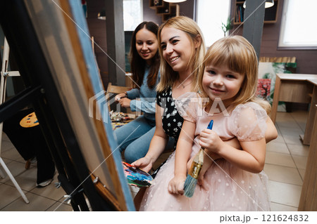 Art session with children and mothers at a creative studio during the day Art session with children and mothers at a creative studio during the day 121624832