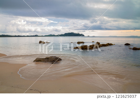Koh Phayam is the second largest island in Ranong Province. It has beautiful scenery, is peaceful, has many beautiful resorts, and has a community lifestyle, located in the Andaman Sea near Myanmar 121625037