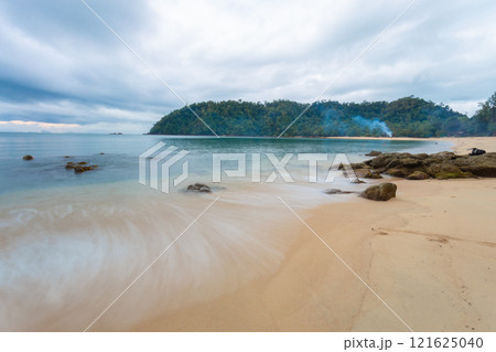Koh Phayam is the second largest island in Ranong Province. It has beautiful scenery, is peaceful, has many beautiful resorts, and has a community lifestyle, located in the Andaman Sea near Myanmar 121625040