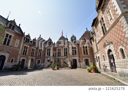 フランス、オルレアン。グロスロ（Groslot）邸。2024年8月22日撮影。 121625278