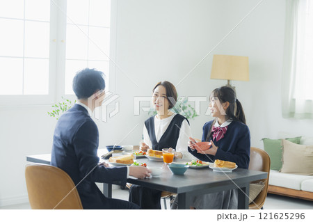 家族の朝の食卓イメージ　 　　　 121625296