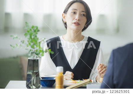 家族の朝の食卓イメージ 家族の朝の食卓イメージ 121625301