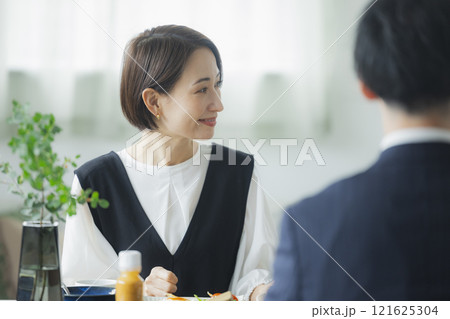 家族の朝の食卓イメージ　 　　　 121625304