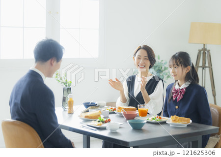家族の朝の食卓イメージ 家族の朝の食卓イメージ 121625306