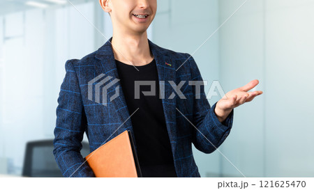 説明・案内をする笑顔の男性ビジネスマン 説明・案内をする笑顔の男性ビジネスマン 121625470