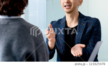 ミーティング・商談をするビジネスマン 121625476