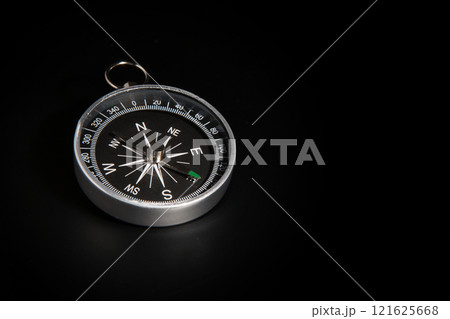 コンパス　方位磁石　方位磁針 121625668