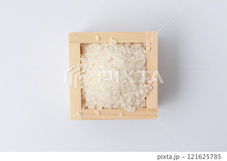 枡に入れた お米 一合 白背景 枡に入れた お米 一合 白背景 121625785