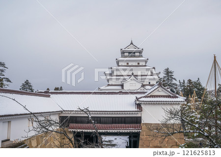 会津若松 鶴ヶ城雪景色 鉄門と天守閣 会津若松 鶴ヶ城雪景色 鉄門と天守閣 121625813