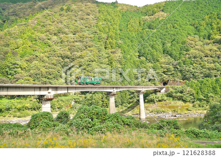 【予土線 (かっぱうようよ号 キハ32形)】 撮影場所：高知県高岡郡四万十町浦越 121628388