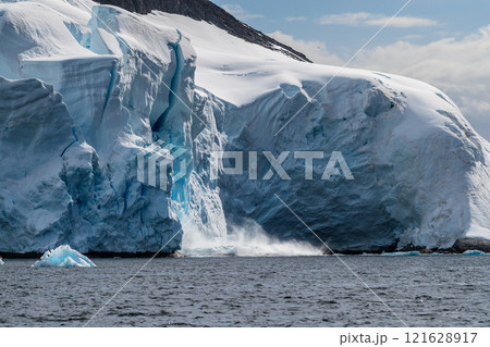 Ice calving in Antarctica Ice calving in Antarctica 121628917