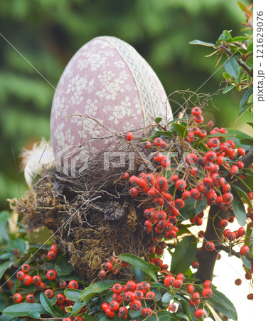 Decorative eggs in the nest 121629076