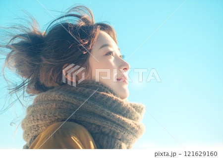 空を見上げる美しい女性「AI生成画像」 121629160