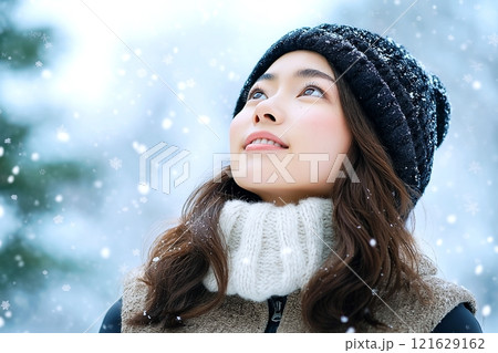 空を見上げる美しい女性「AI生成画像」 121629162